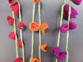 Slinger met vilten bloemen en belletjes