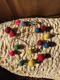 Vakantie Special, (groot)ouder en kind special, Wollen bolletjes slinger maken, 30 april van 14.00 tot 16.00