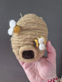 Bijenkorfje van wol met bijtje, 15 april (woensdag)