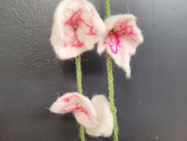 Slinger met vilten bloemen en belletjes