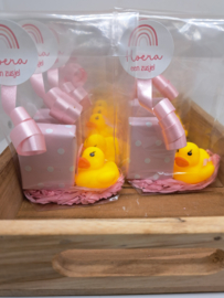 Hoera een zusje  Ducky  (geel) Op een roze bedje