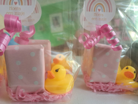 Hoera een zusje  Ducky  (geel) Op een roze bedje