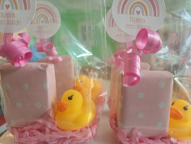 Hoera een zusje  Ducky  (geel) Op een roze bedje