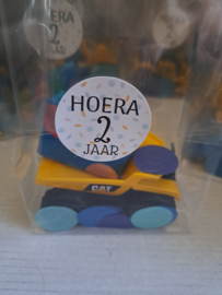Traktatie met graafmachine
