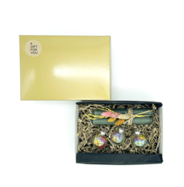 Gift set - Cadeauset - 3 kerstballen droogbloemen en 2 kaarsjes