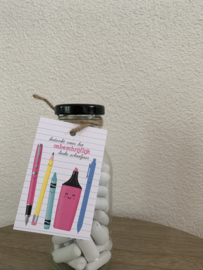 Flesje met schoolkrijtjes en kaartje ''Bedankt voor het onbeschrijflijk leuke schooljaar''