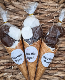 Ijs hoorn gevuld met Chamallows - Met naamsticker