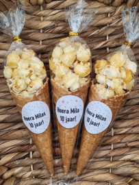 IJs hoorn gevuld met popcorn - Met naamsticker