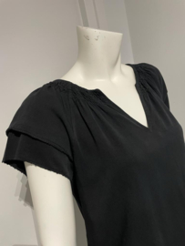 zwart shirt/ blouse   met volantmouwen