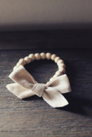 Houten kralen ketting, strik Loesje beige