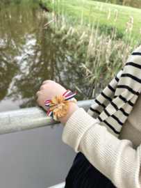 Houten kralen armbandje met oranje bloem