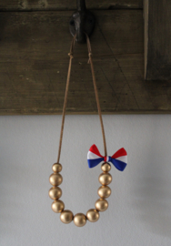 Gouden houten kralen ketting met strikje rood-wit-blauw