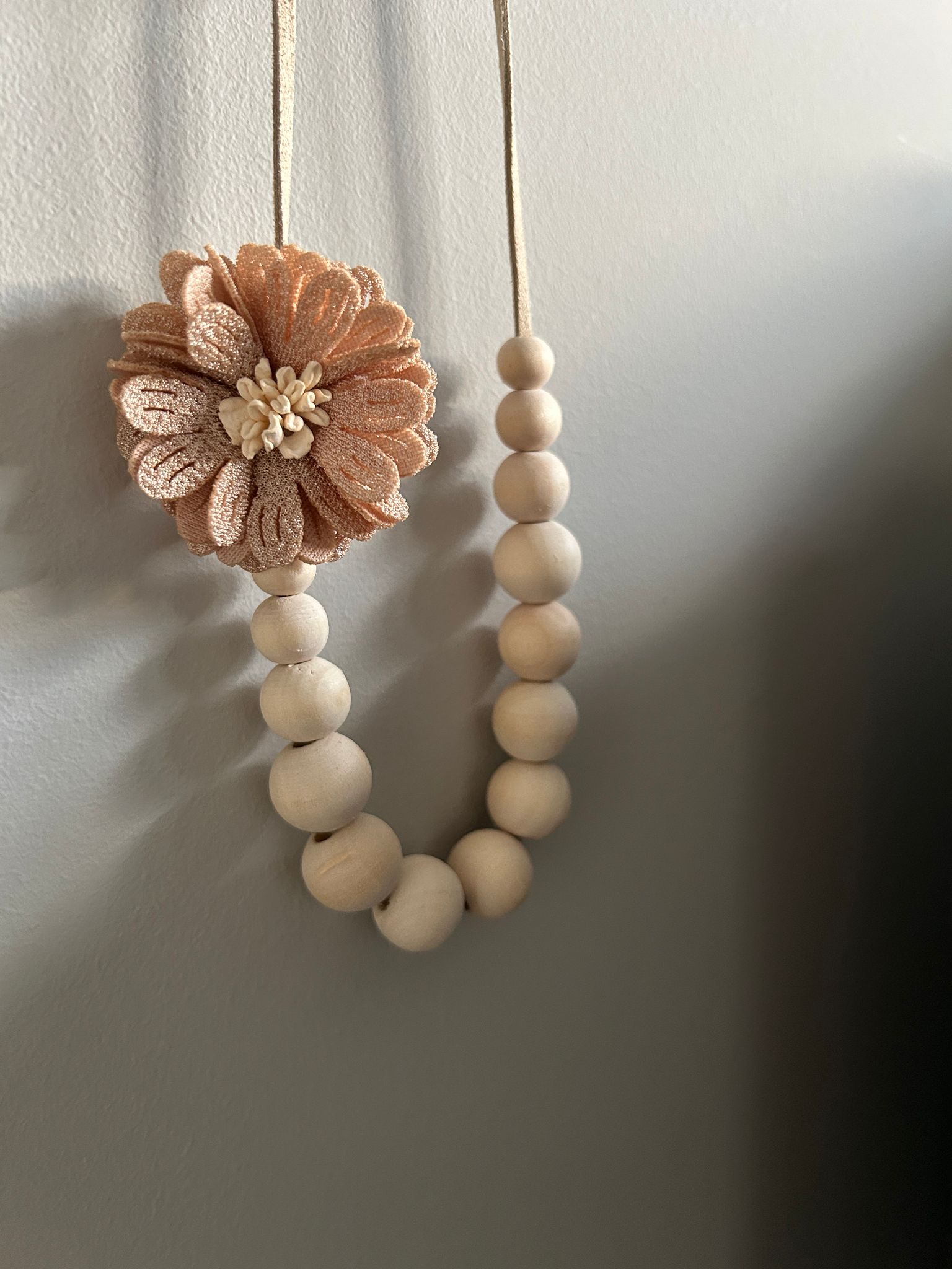 Houten kralen ketting met bloem oud roze