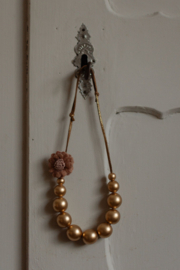 Gouden houten kralen ketting met flower oud roze