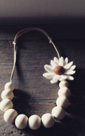 Houten kralen ketting, Margriet roomwit