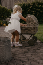 Poppenwagen van riet hoog