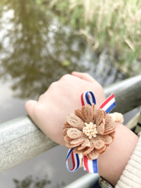 Houten kralen armbandje met gouden bloem
