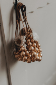 Gouden houten kralen ketting met bloemetje oud roze