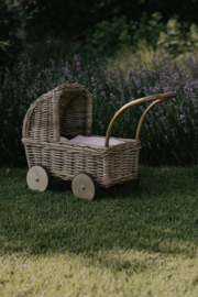 Poppenwagen van riet laag