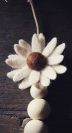 Houten kralen ketting, Margriet roomwit