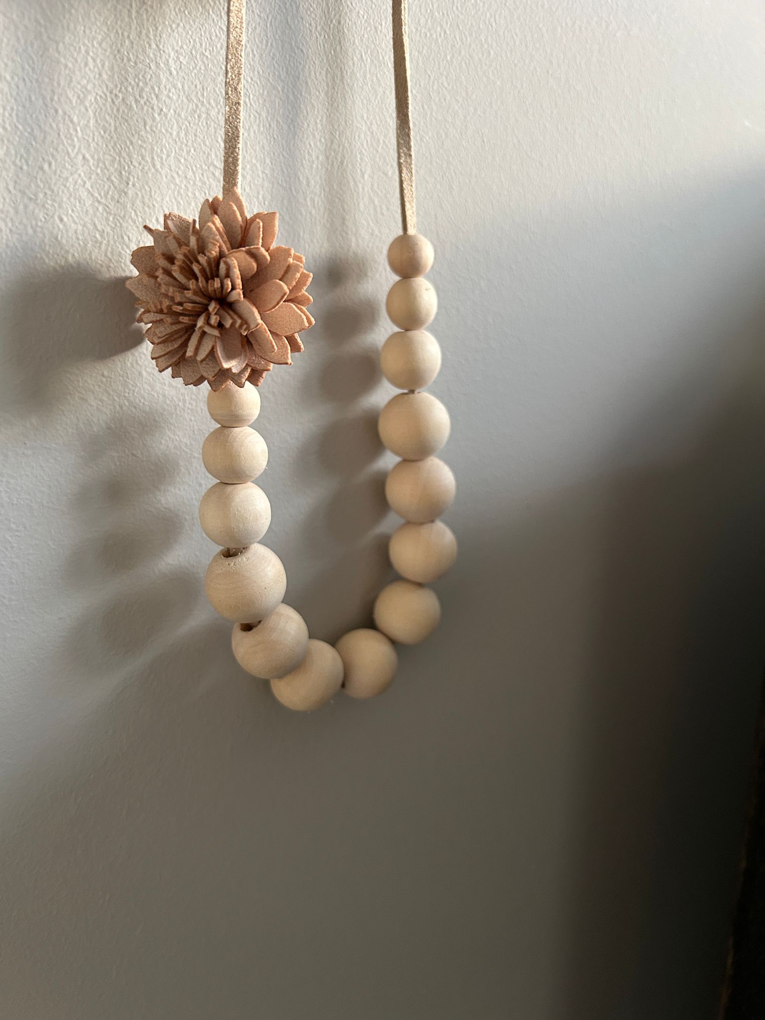 Houten kralen ketting met suède bloem licht roze