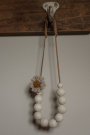 Houten kralen ketting met flower licht zand