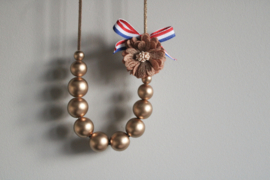 Gouden houten kralen ketting met gouden bloem