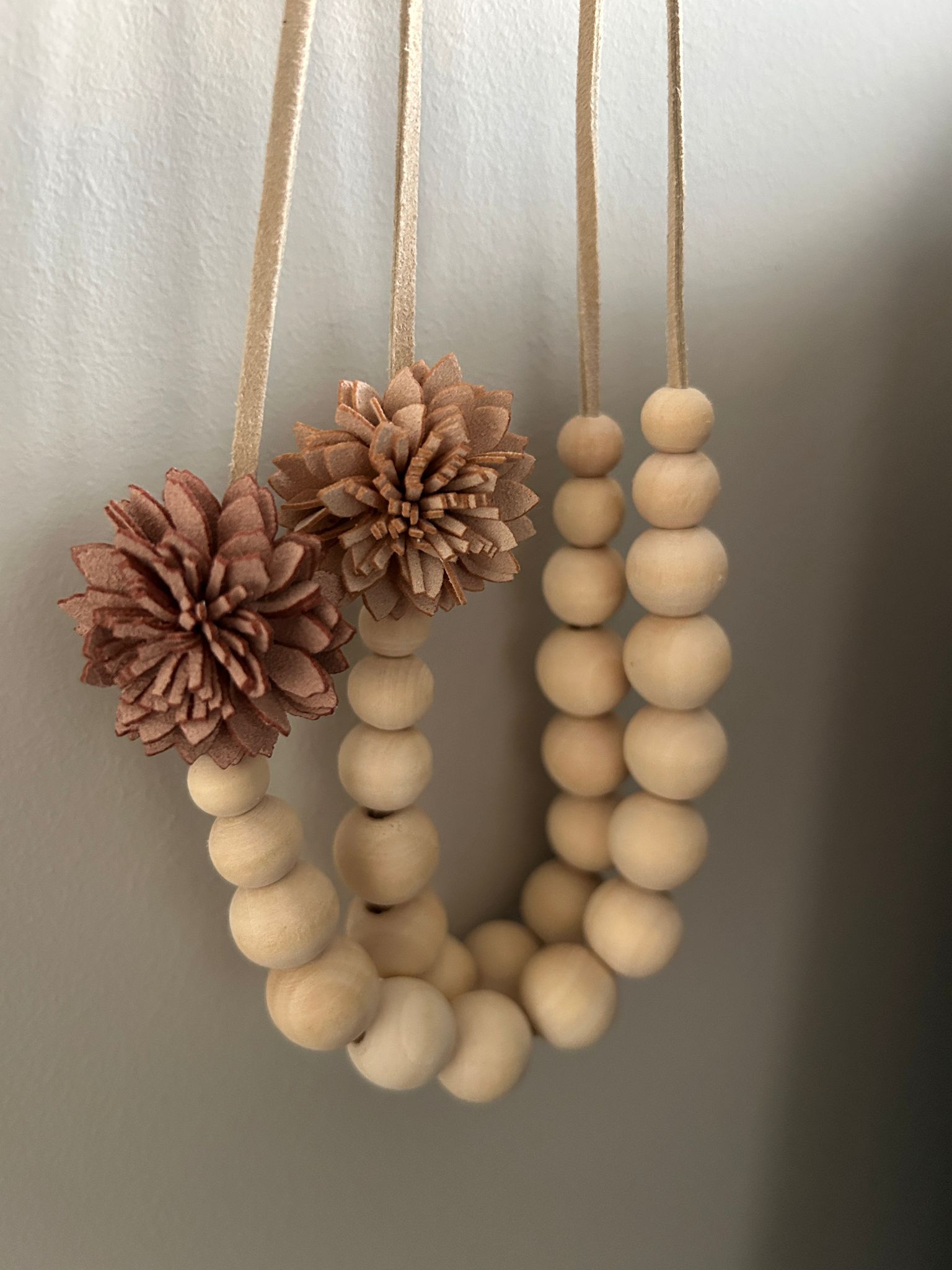 Houten kralen ketting met suède bloem licht roze