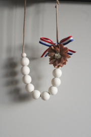 Houten kralen ketting met gouden bloem
