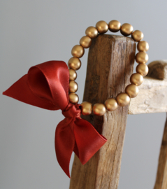 Gouden houten kralen armbandje met strikje oranje