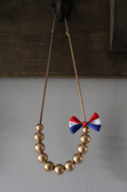 Gouden houten kralen ketting met strikje rood-wit-blauw-oranje