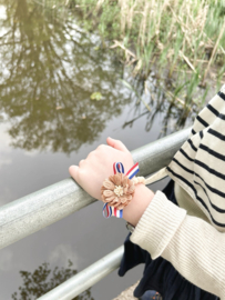 Houten kralen armbandje met gouden bloem