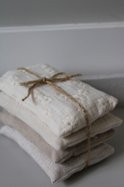 4 Sensorische pittenzakjes thema Embroidery naturel