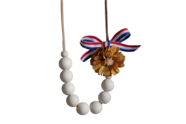 Houten kralen ketting met oranje bloem