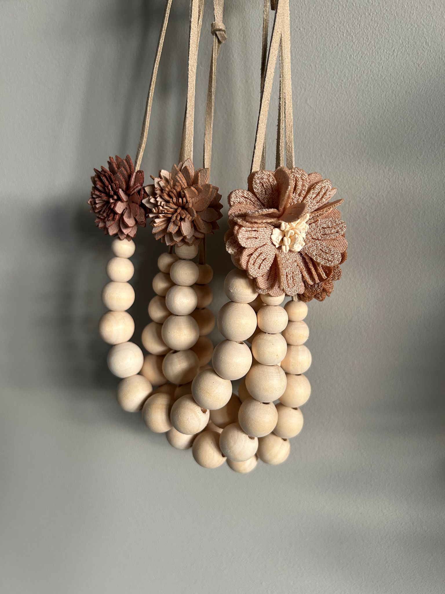 Houten kralen ketting met suède bloem licht roze