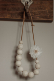 Houten kralen ketting met bloemetje roomwit