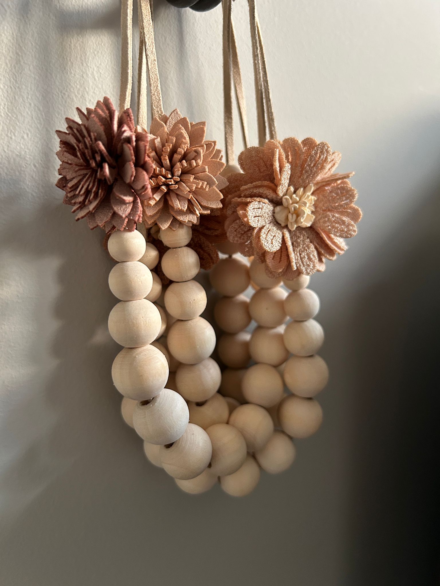 Houten kralen ketting met suède bloem oud roze