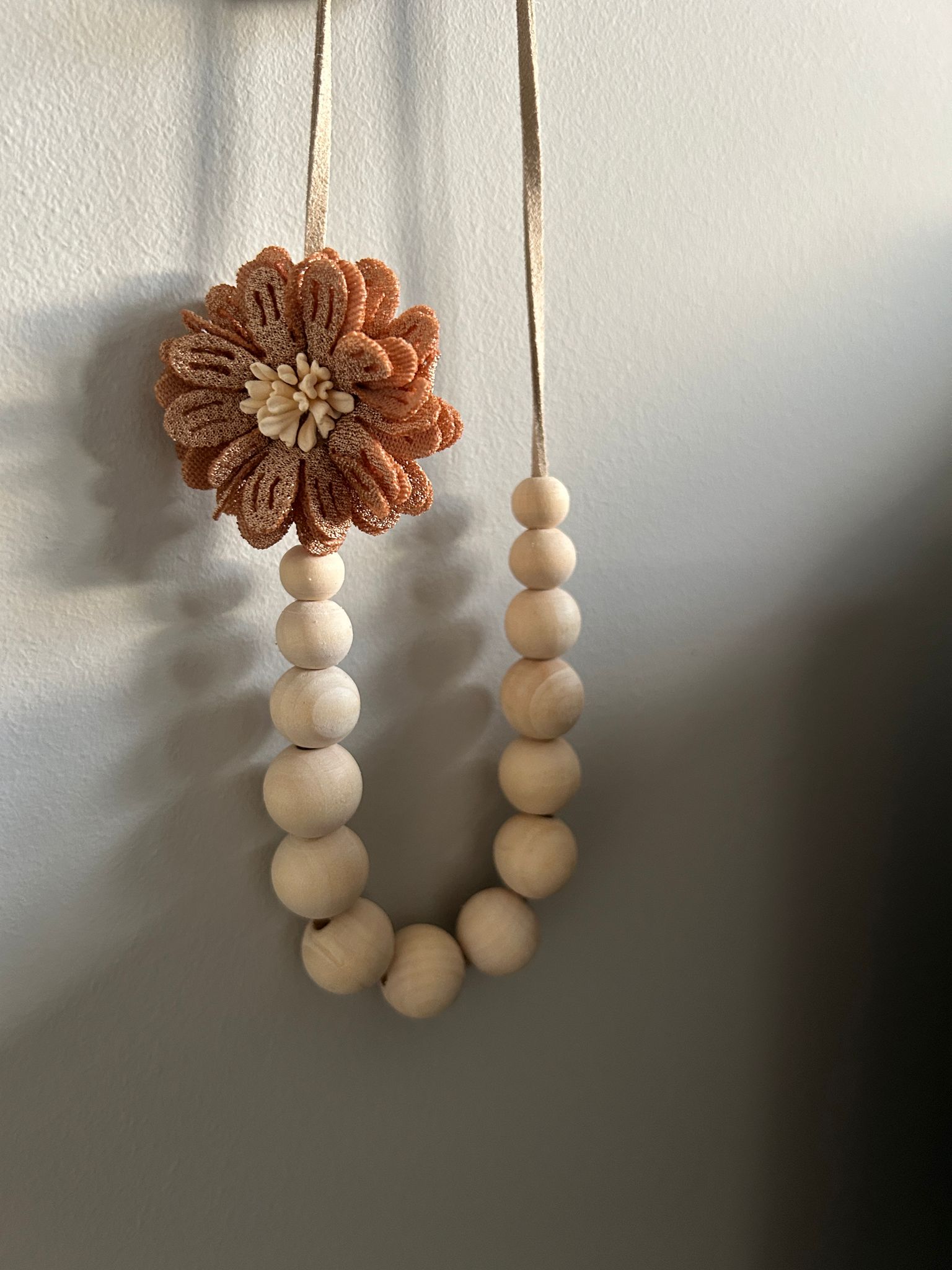 Houten kralen ketting met bloem cognac
