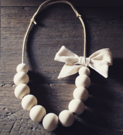 Houten kralen ketting, strik Loesje beige