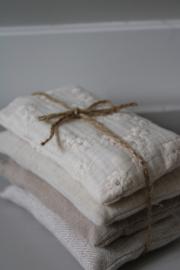 4 Sensorische pittenzakjes thema Embroidery naturel