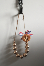 Gouden houten kralen ketting met oranje bloem
