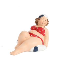 Gerkimex - Strandlady op Boei met Gestrekt Been – Handgeschilderde Decoratie (Rode Bikini)