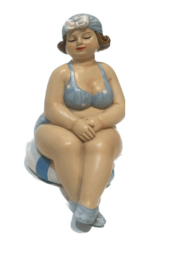 Strandlady zittend op lichtblauwe/witte boei - lichtblauw