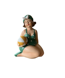 Strandlady zittend met strandbal - groen