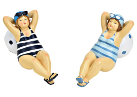 Dikke dame liggend op strandbal donkerblauw - Dikke dames
