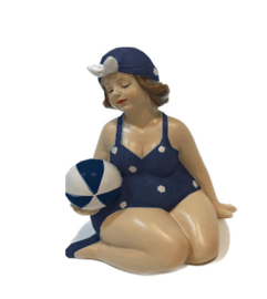 Strandlady zittend met strandbal - blauw