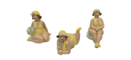 Strandlady zittend met strandbal - geel