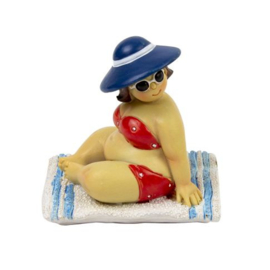 Dikke dame zittend op handdoek (rode bikini + blauw/witte handdoek) / dikke dame beeldje
