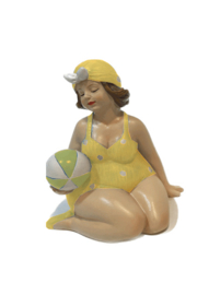 Strandlady zittend met strandbal - geel