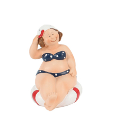 Gerkimex - Strandlady op Boei met Groet – Handgeschilderde Decoratie (Blauwe Bikini)